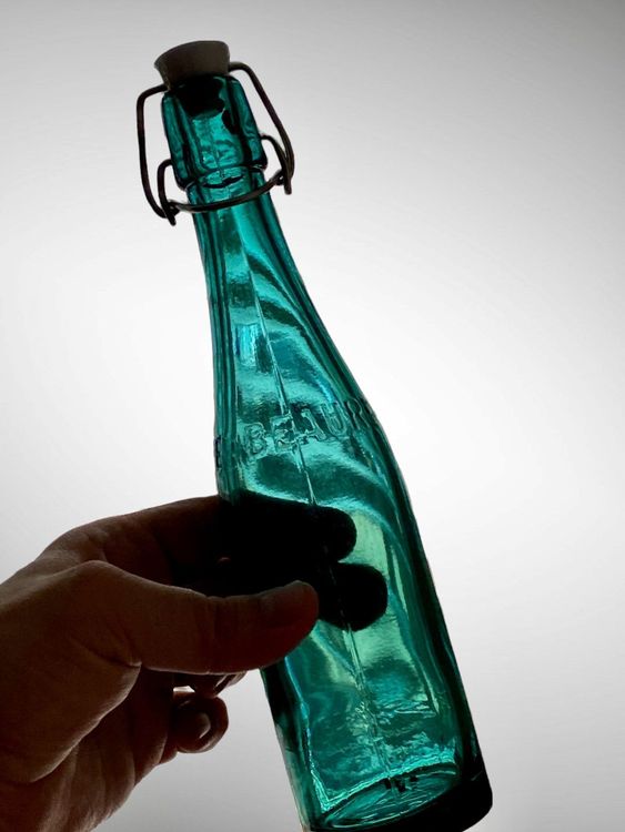 Verre et bouteille d'eau | Vecteur Premium