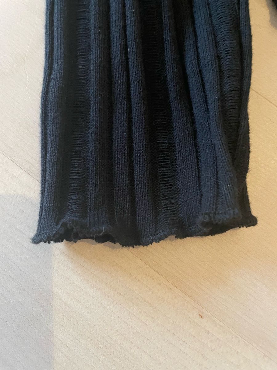 Blusen, T-Shirts & Tops: Schwarzes Langarm-Shirt, gerippt, Grösse S – Neu (gemäss Beschreibung) aus Weiningen ZH von mad_t6dx 1