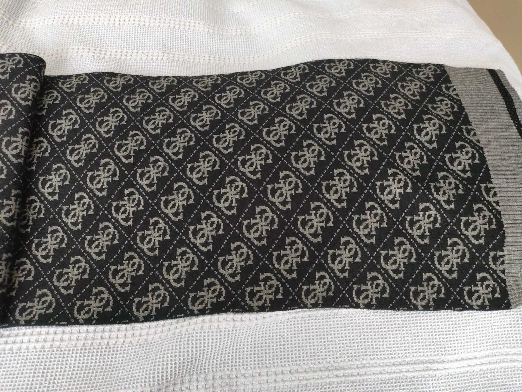 Guess Foulard & Sciarpe: Guess Schal – Usato da Brugg AG venduto da Mashaba