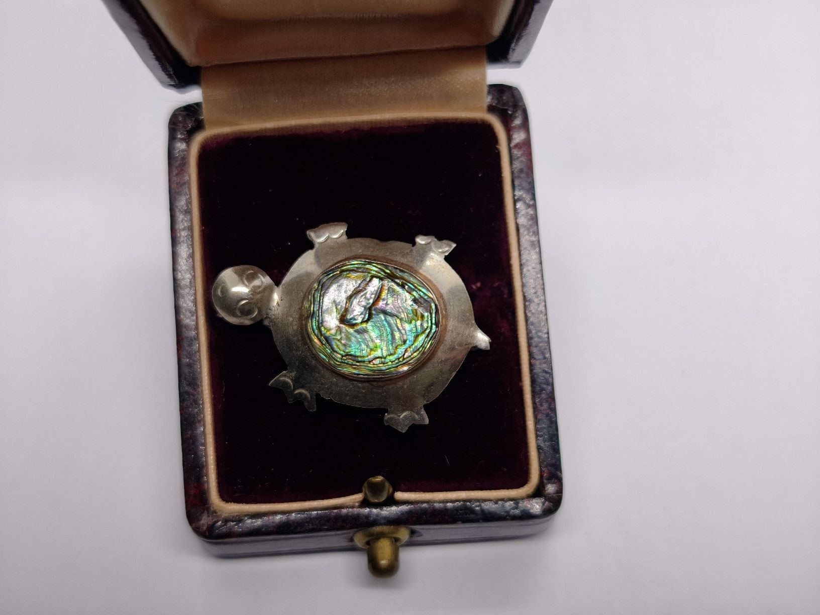 Broches & Aiguilles: Brosche Schildkröte mit Abalone, Alpaca, Grösse ca 3cm – D'occasion à St. Gallen par GIULESGG