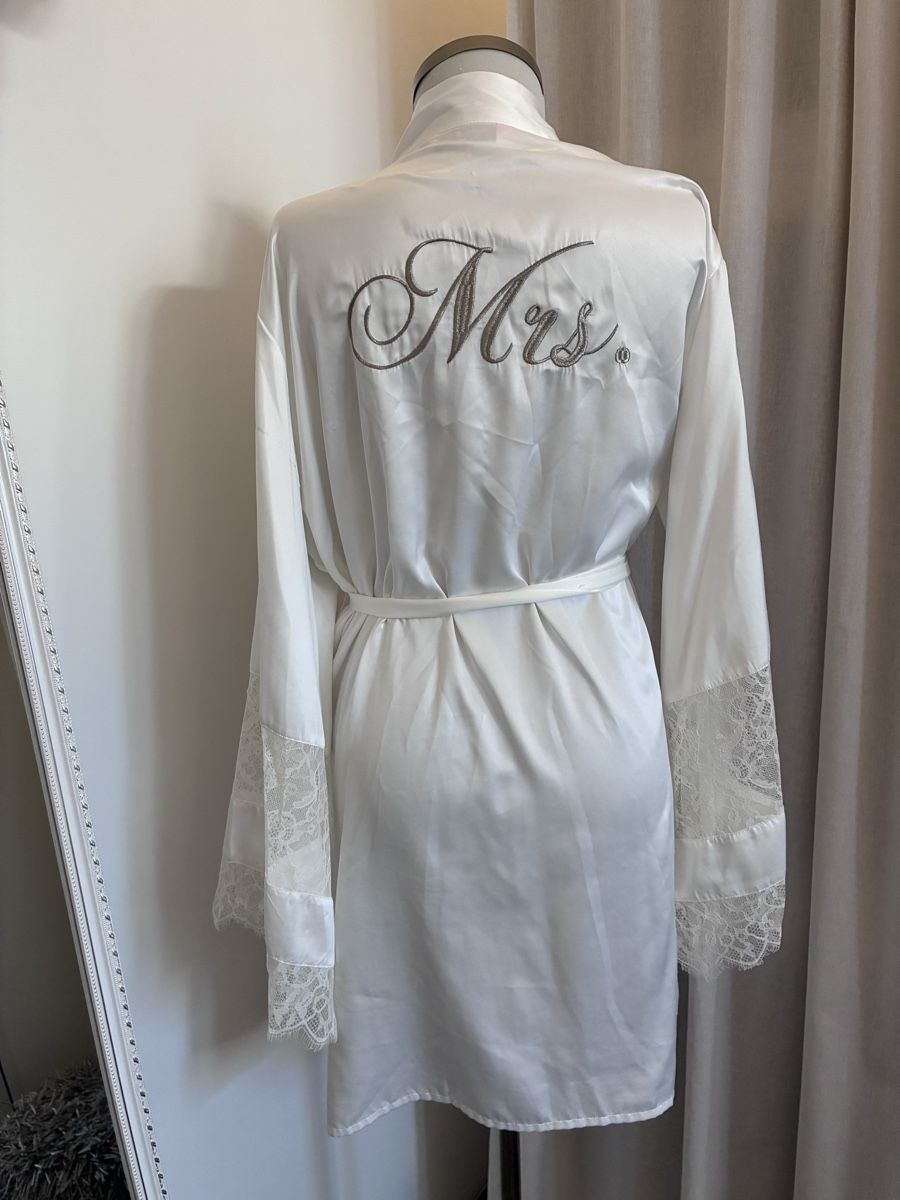 Bademäntel: Brautmode: Elegante Morgenmantel "Mrs.", Grösse M/L – Gebraucht aus Bäretswil von Viechel 1