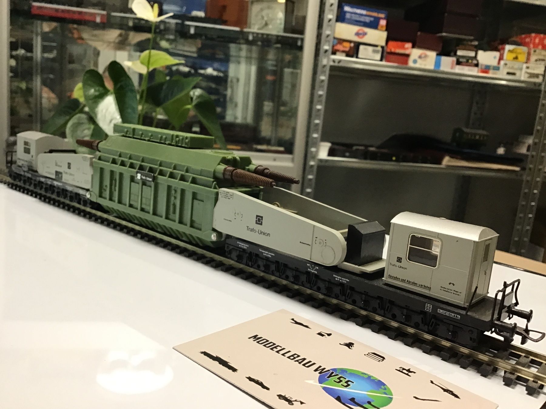 Liliput Modelleisenbahnen: LILIPUTSchwerlastwagen Tragschnabelwagen Transformator HO – Gebraucht aus Männedorf von Modell-Spezialisten 1