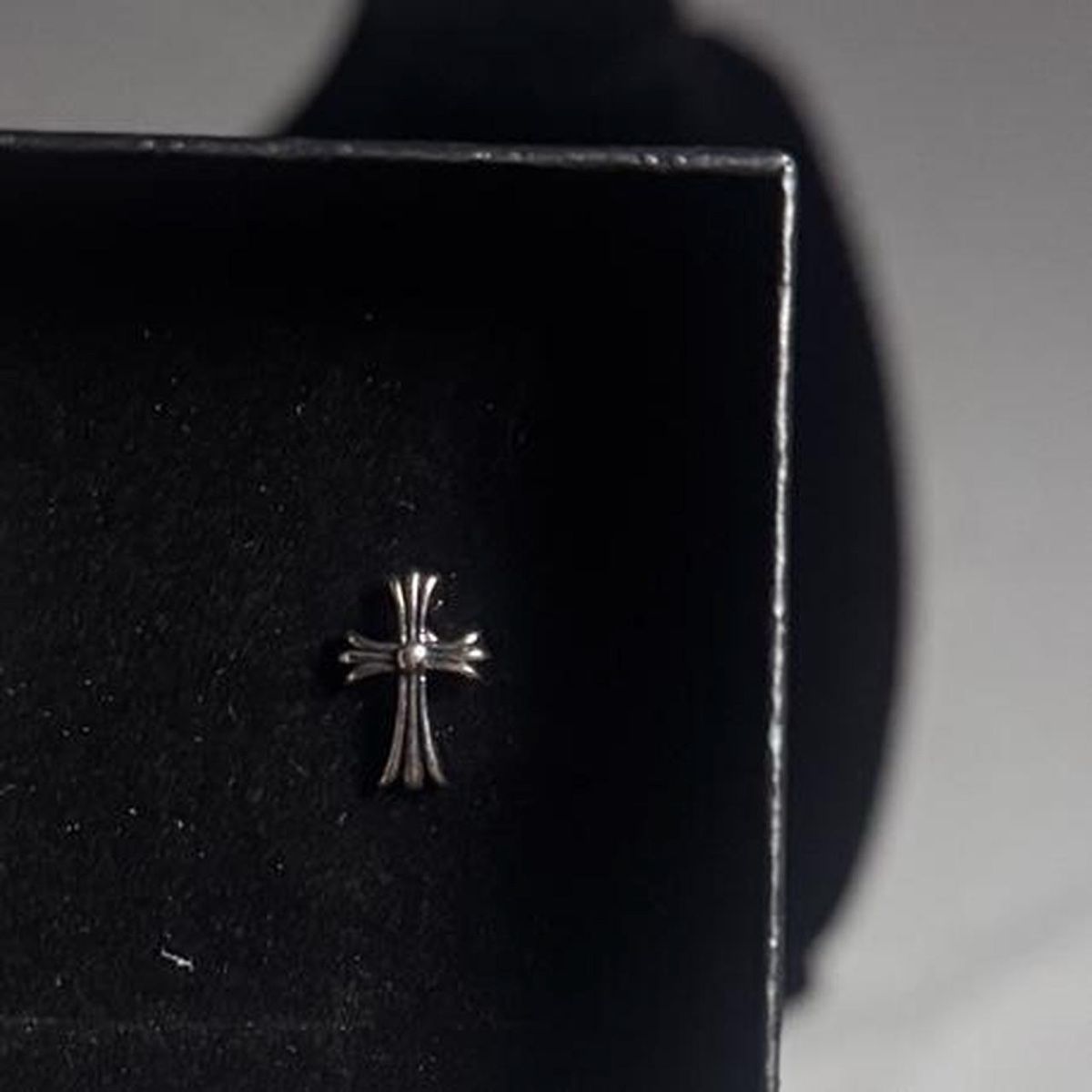 Chrome Hearts Orecchini pendenti & Orecchini a lobo: Chrome Hearts Cross Stud Earrings - 925 Sterling Silver – Nuovo e nell'imballaggio originale da Caviano venduto da reselleo21 5