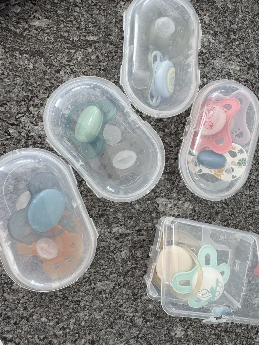 Succhiotti & catenelle porta ciuccio: Baby pacifiers set with cases used condition – Usato da Altendorf venduto da joc_yy6d