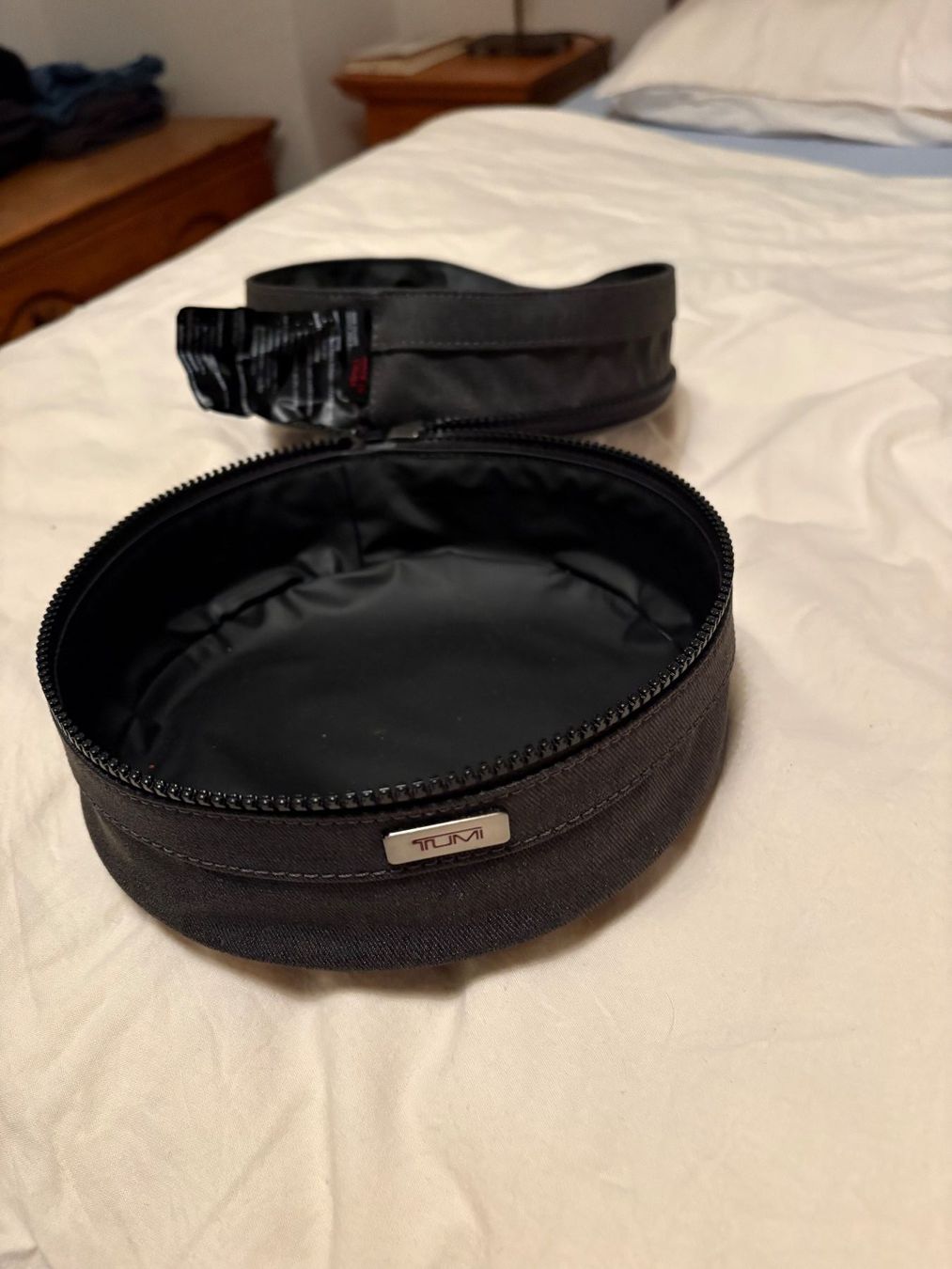 Tumi Borse: Original TUMI Reise-Etui / Tech-Case – Rund, Anthrazit – Usato da Pfäffikon SZ venduto da iva_9fnw 2