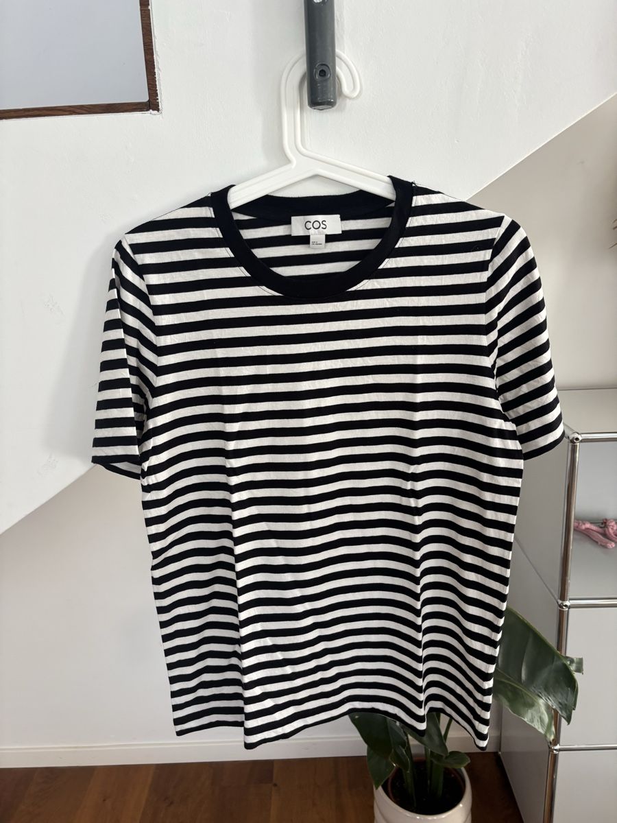 Cos T-shirt: Cos T-Shirt – Nuovo (secondo la descrizione) da Schaan venduto da Nina.Zander_1990