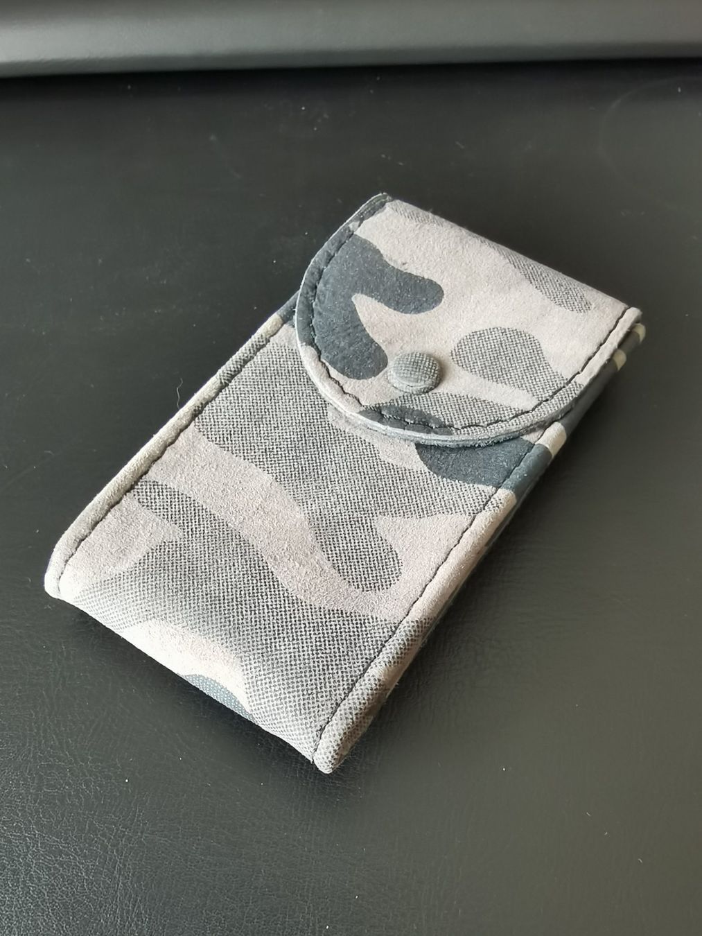 Scatole porta orologi: Uhrenetui Bosphorus Leather Camouflage Grau – Nuovo e nell'imballaggio originale da Biel/Bienne venduto da Cranson93