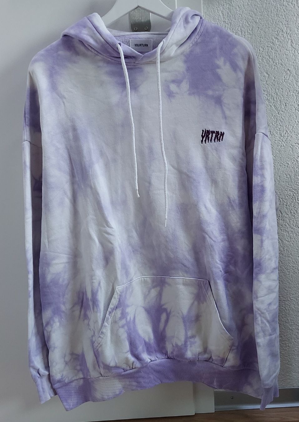 Pullover & Sweatshirts: Weiss Violleter Hoodie – Neu (gemäss Beschreibung) aus Alterswil FR von fas_n9yt
