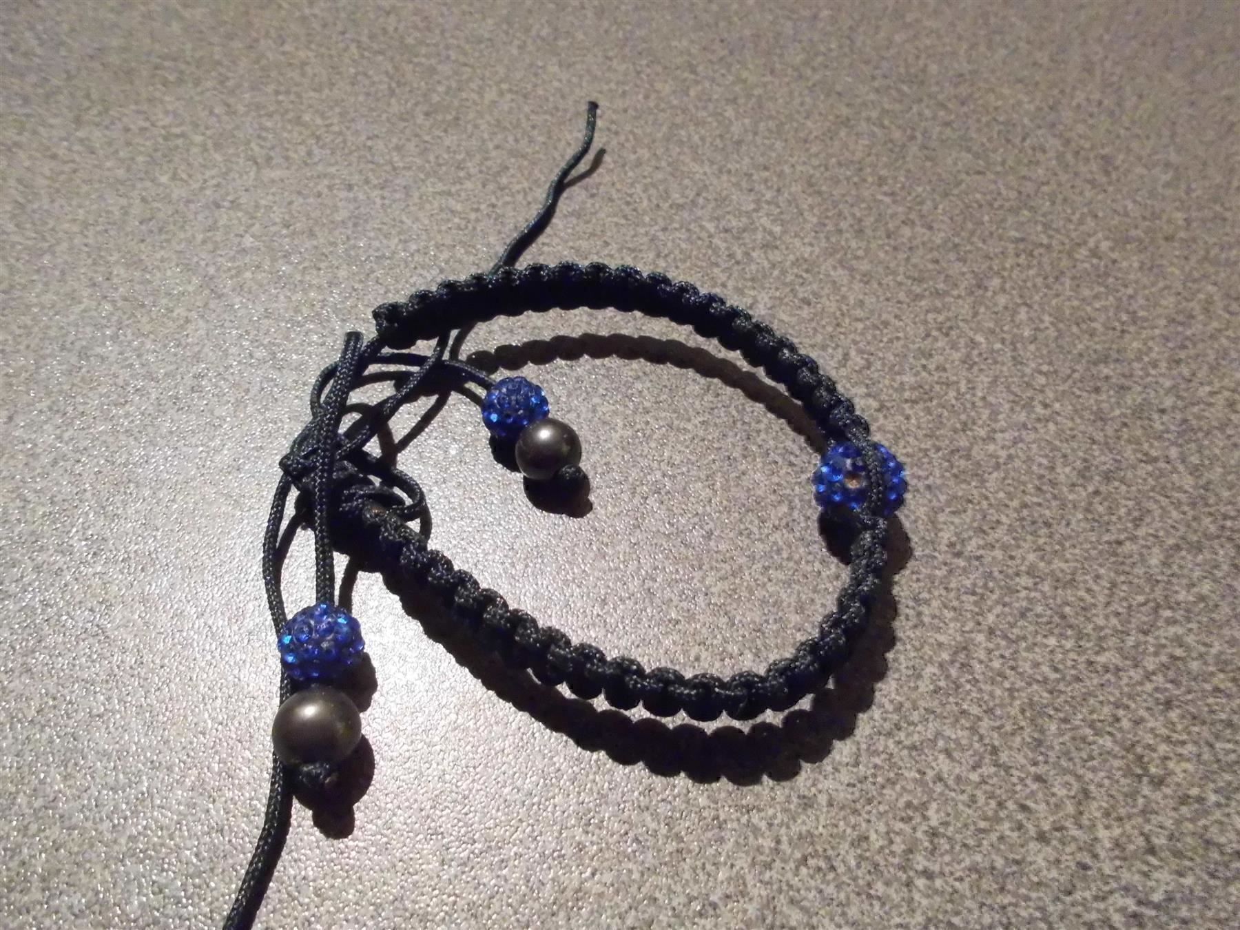 Armbänder & -reifen: Armband schwarz/blaue Kugeln – Gebraucht aus Zürich von Motzkuh