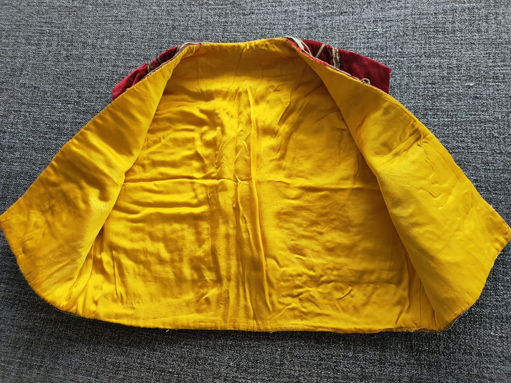 Costumi: Vintage Samtweste, Grösse M, rot/gold - – Usato da Gipf-Oberfrick venduto da minini 7