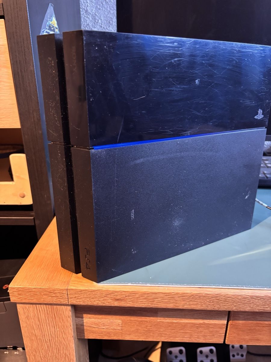 Sony Consoles: PS4 Konsole und 3 Spiele – D'occasion à Kriessern par chickenugget8080 3