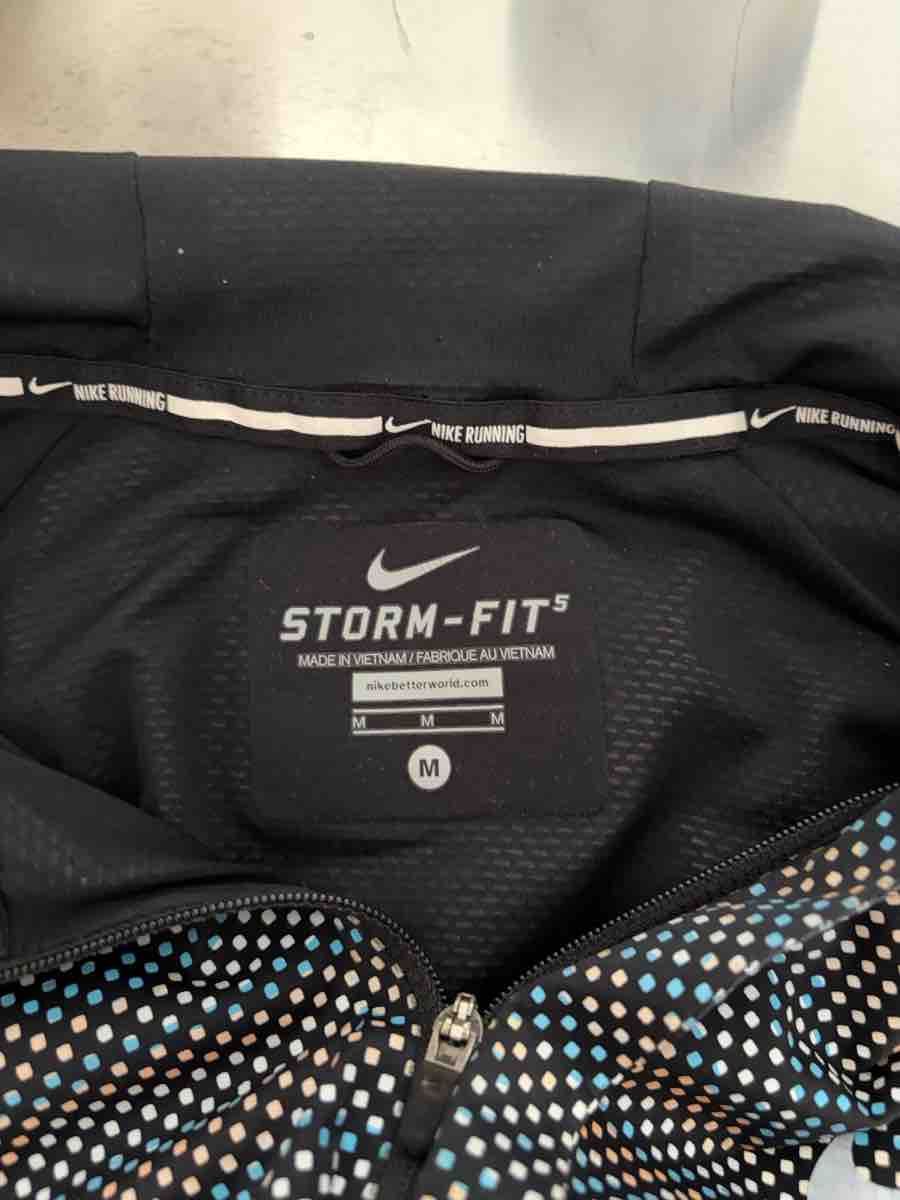 Nike Jacken: Nike Shield Windbreaker reflektierend Grösse M – Gebraucht aus Kloten von SilCarbo 4