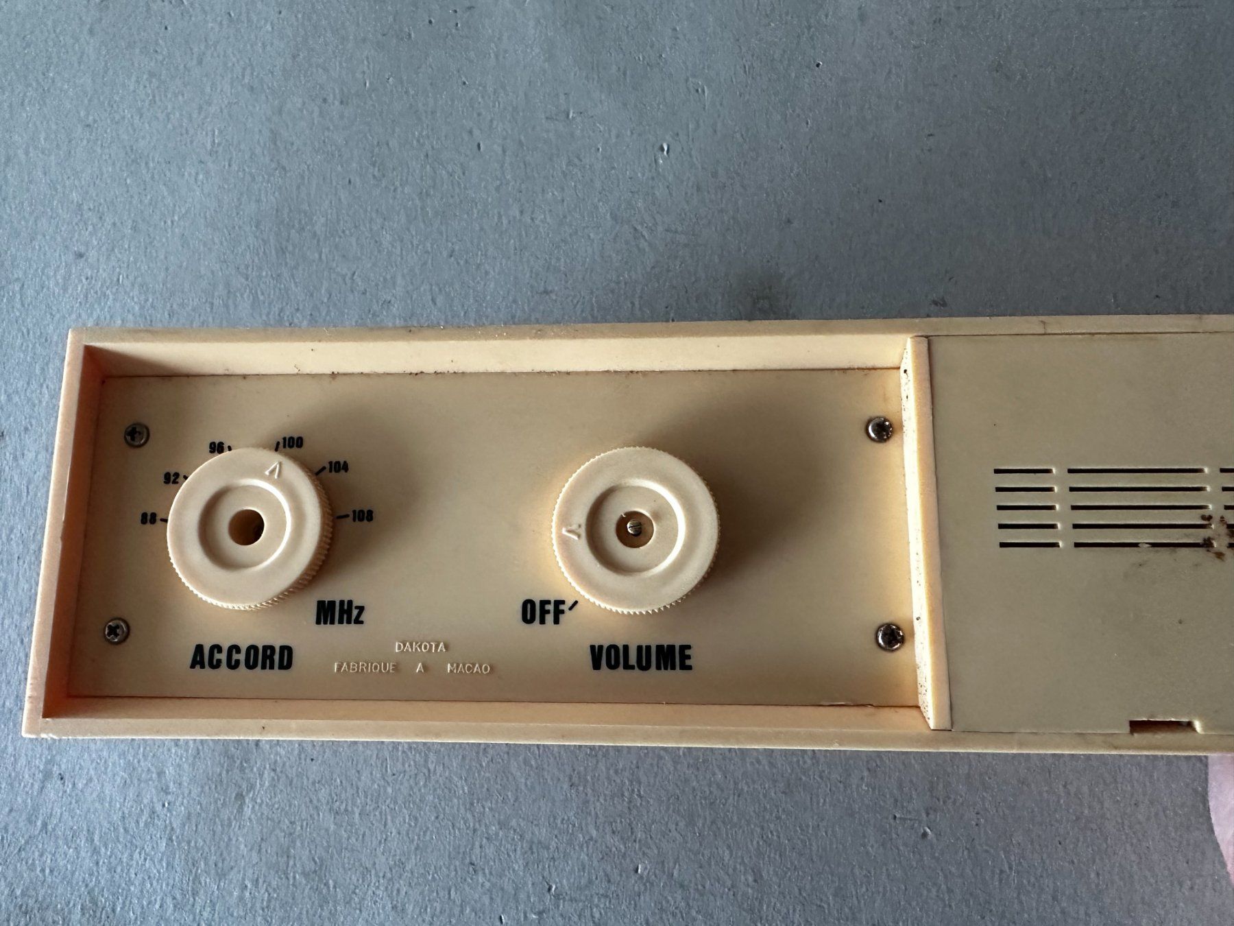 Radio: Tobleroneradio Werbeartikel – Usato da Mühlethal venduto da Buntfarbe 1