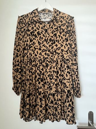 Stradivarius Kleid mit Leopardenmuster Grösse M
