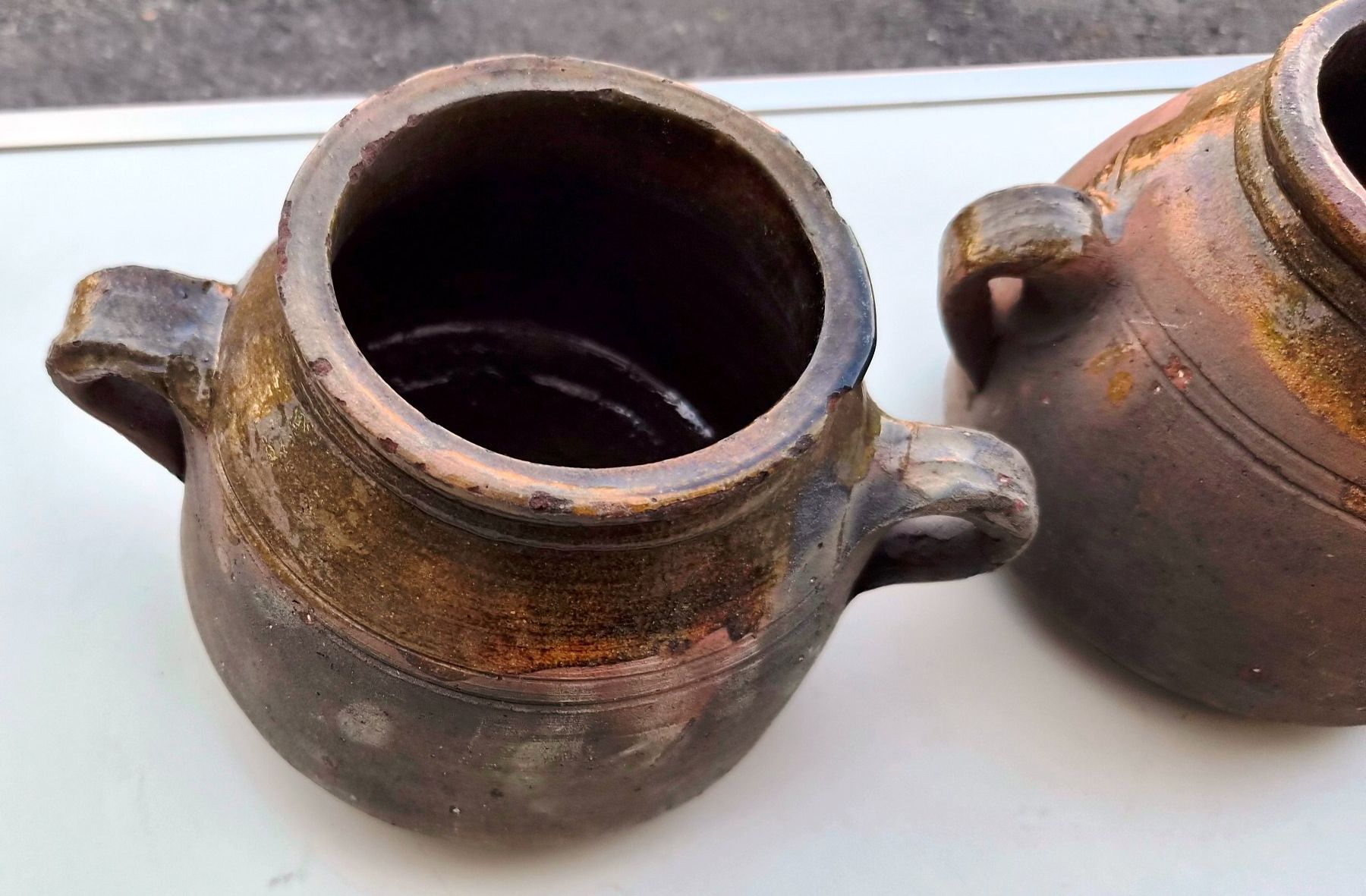 Pentole: Rustikales Steingut Set: 2 Alte glasierte Tontöpfe – Usato da Zürich venduto da Primanoctis 2