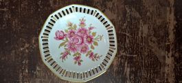 soucoupe en porcelaine, avec dorure et décoration fleurs