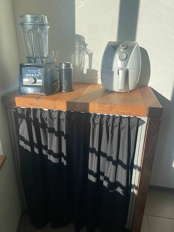 Tables: Massiver Eichenholztisch mit originellem Ablagemöbel  – D'occasion à Safenwil par mickeymisch 3