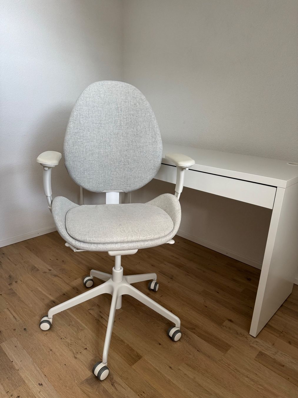 Ikea Chaises: Bürostuhl, IKEA HATTEFJÄLL, grau/weiss – D'occasion à Basel par linaschymura