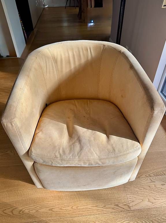Sessel: Deux fauteuils "crapaud" en cuir jaune/beige clair – Gebraucht aus Le Mont-sur-Lausanne von Fcortex 1
