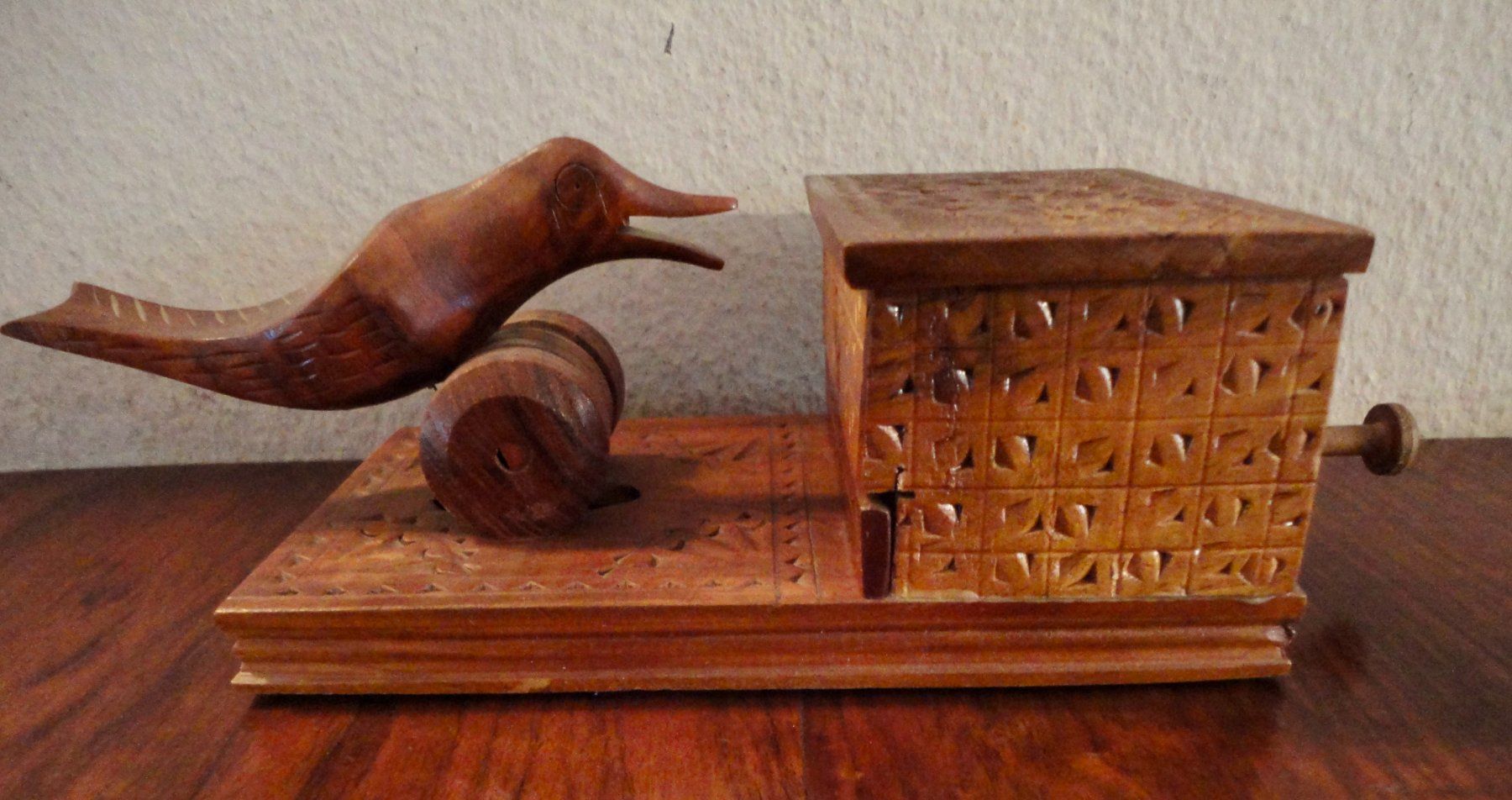 Tabac à priser: ZIGARETTENSPENDER HOLZ GESCHNITZT – D'occasion à wädenswil par niki20