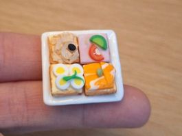 Puppenhaus Canape auf Keramik Teller
