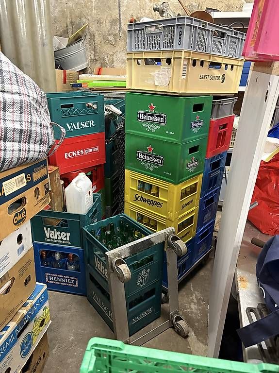 Transportkisten: Caisses plastiques bouteilles – Gebraucht aus La Chaux-de-Fonds von reg_yw68 1