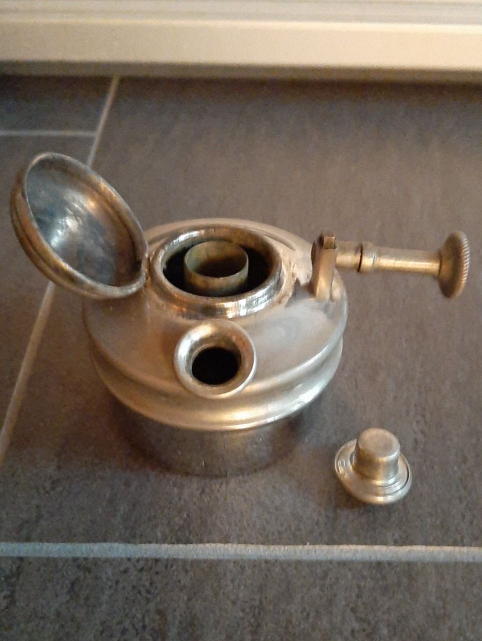 Wasserkocher: Sehralter Kerosin-Tee-Wasserkocher. – Gebraucht aus Buchs AG von Cuescu 4