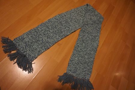Handgestrickter, warmer Schal mit Fransen, Winter-Look