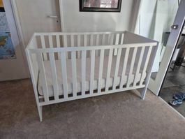 Neuwertiges, mitwachsendes Babybett inkl. Matratze