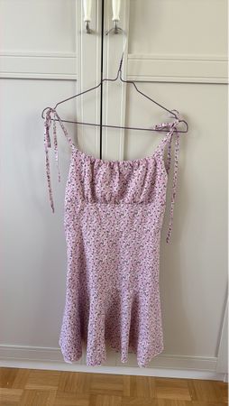 Sommerliches, rosa Blümchenkleid mit Spaghettiträgern