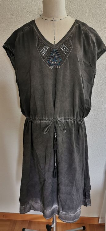 graues Kleid mit Stickerei, aus Ricardo M Gr. von Kaufen auf Viscose, | Cecil