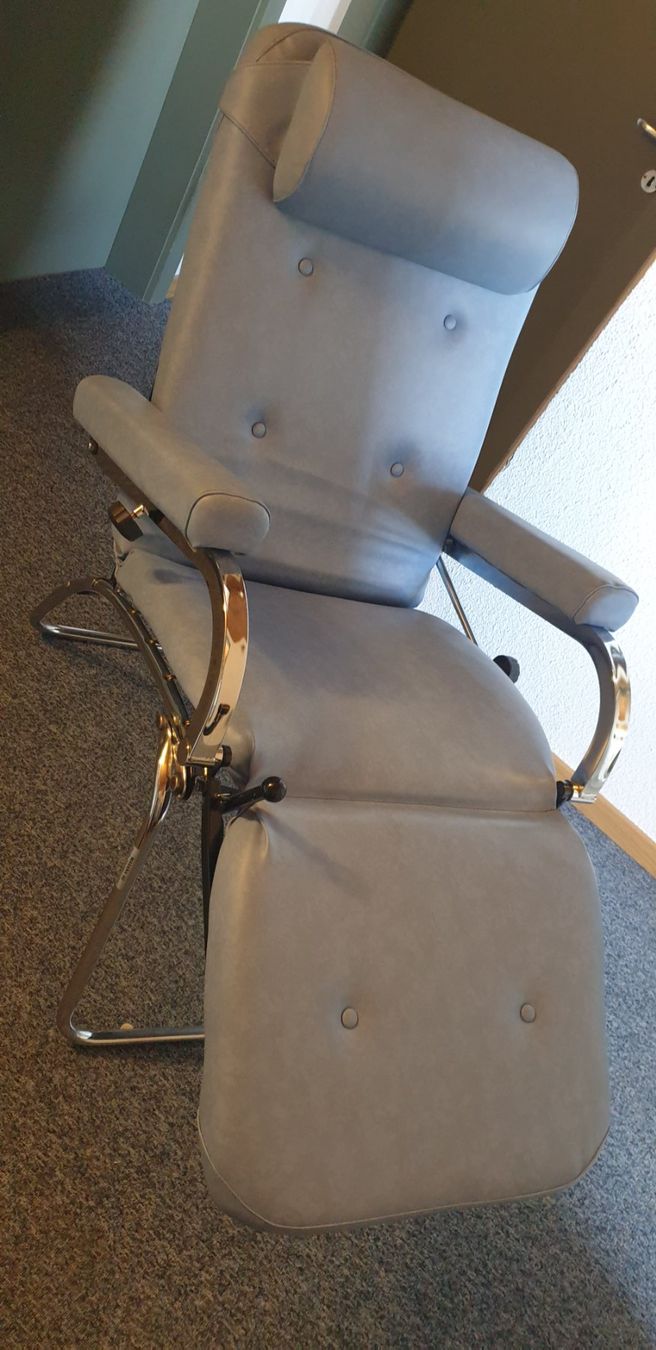 Fauteuils de soin: Kosmetik Stuhl oder Liegestuhl – D'occasion à Wynau par FusspflegeDebi 5