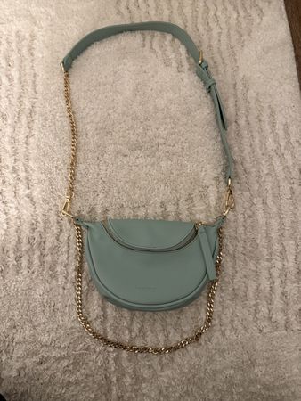 Seidenfelt mintgrüne Half-Moon Tasche mit goldener Kette