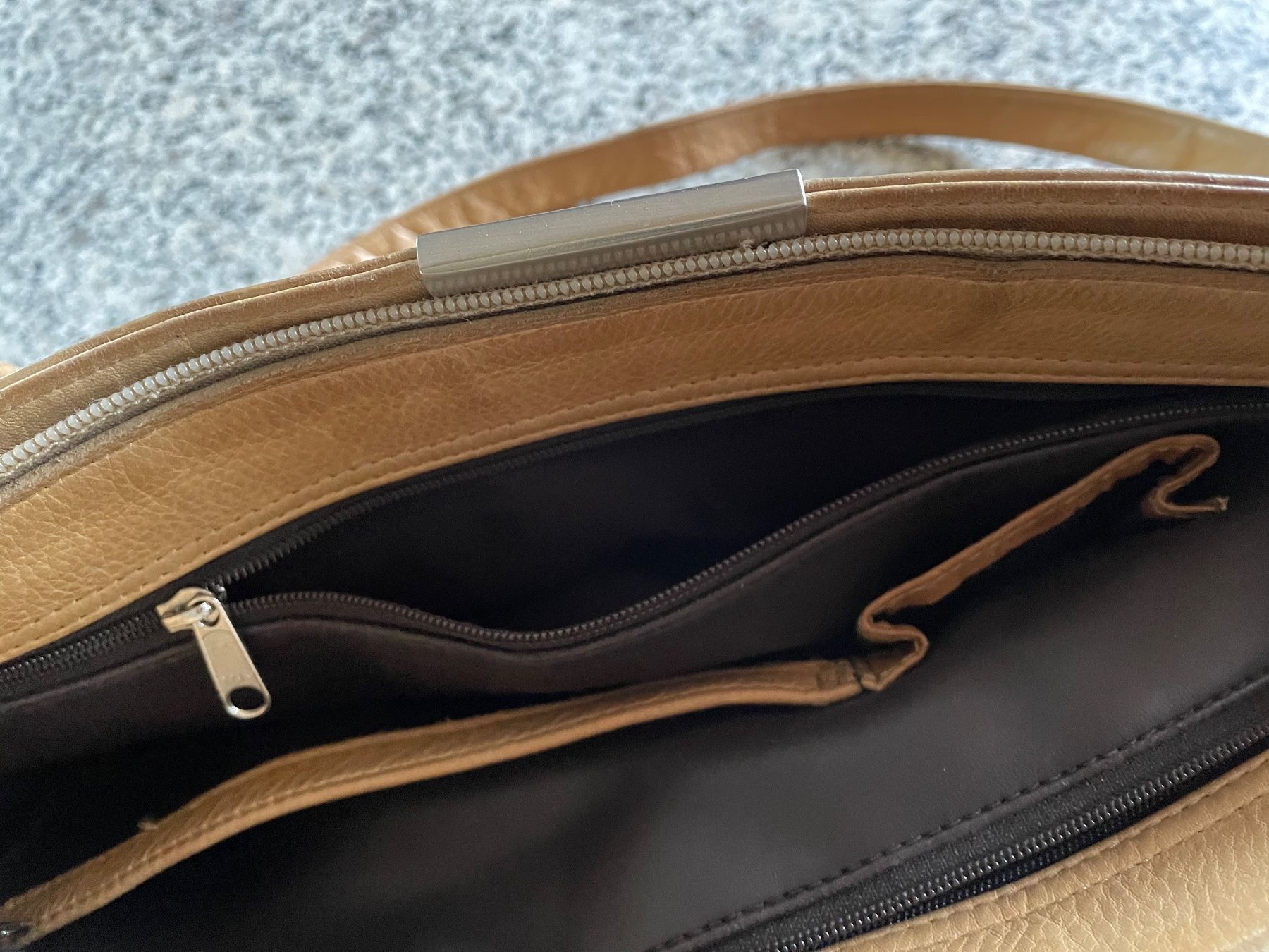 Taschen für Damen: Handtasche Leder der Marke Medici – Gebraucht aus Bremgarten AG von Honeybooker 3