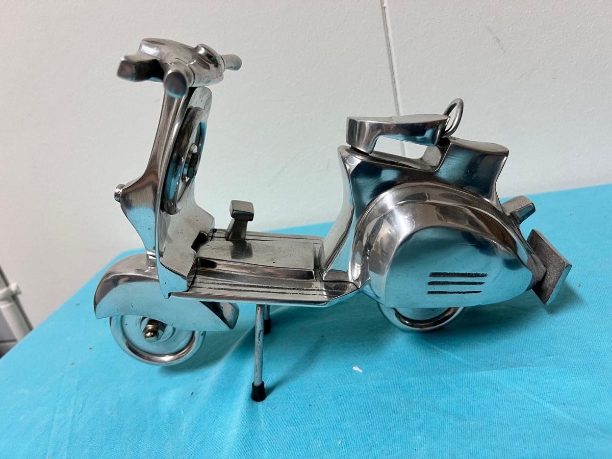 Vespa Kit di modellismo & Modellini statici: Ein modell von vespa aluminium oder stein – Usato da Hombrechtikon venduto da alf_75y5 4
