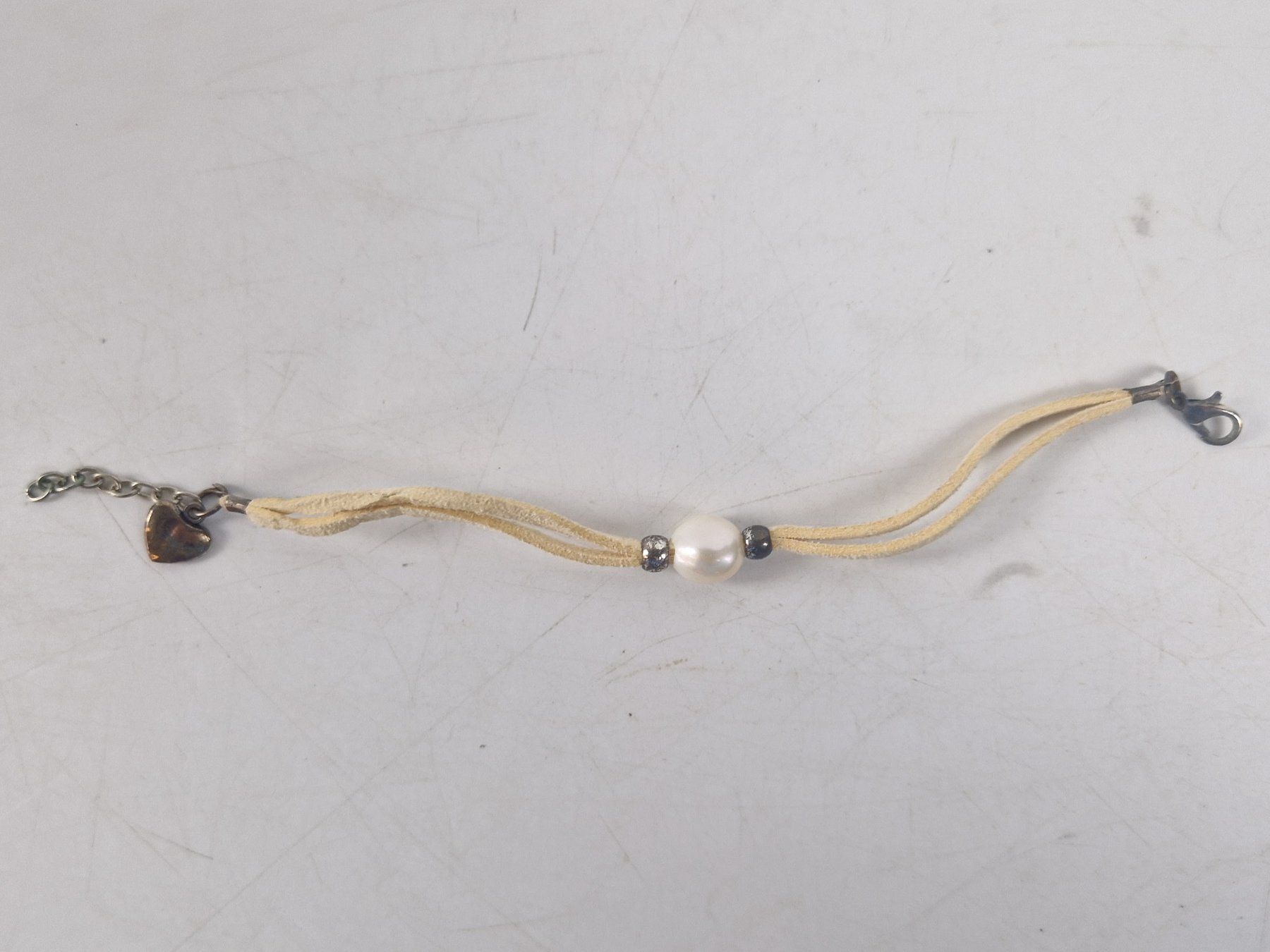 Armbänder & -reifen: Armband mit grosser weisser Kunststoffperle – Gebraucht aus Muhen von Restwert_Muhen 1