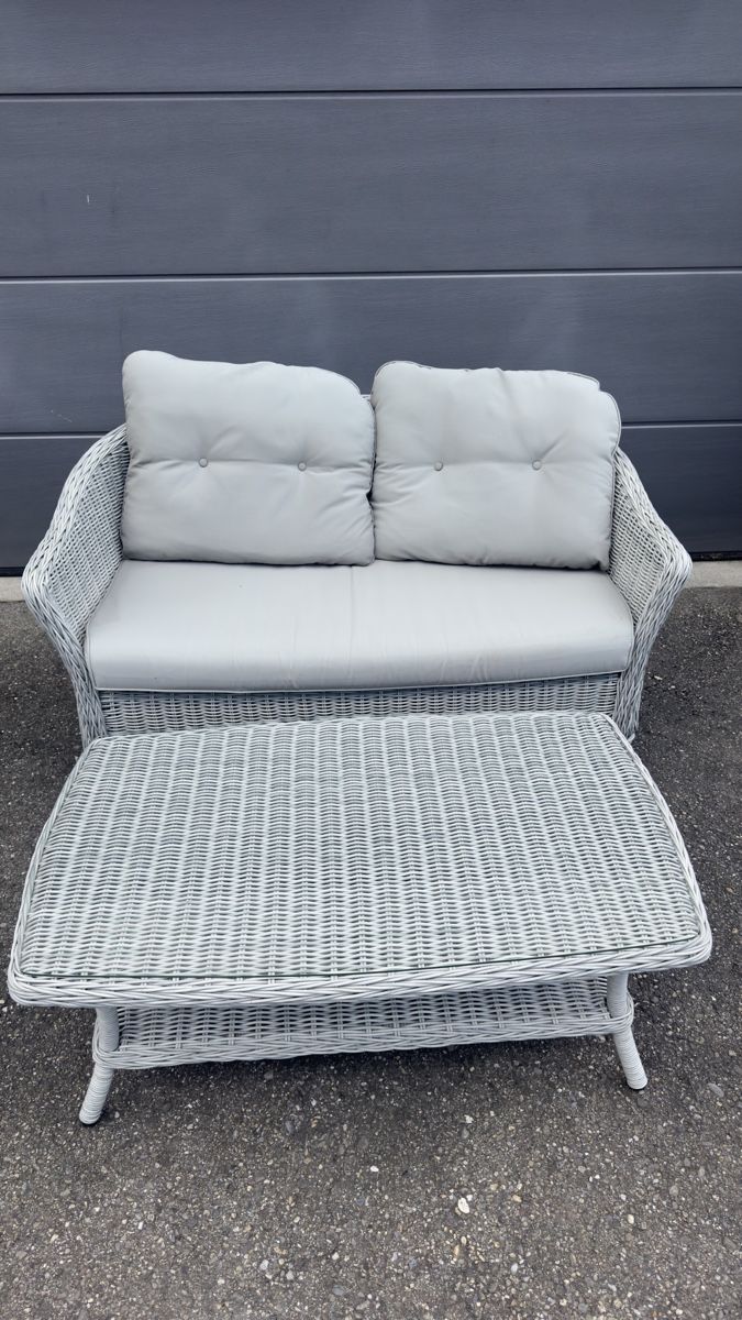 Sofas: Gartensofa mit Tisch Rattangeflecht Hellgrau mit Kissen – D'occasion à Jenins par lin_mw5c