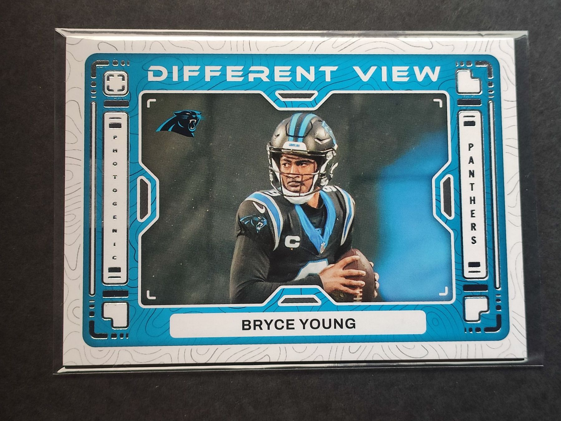 NFL Carte collezionabili: Bryce Young Different View Photogenic 2024 Carolina – Usato da Olten venduto da cweb