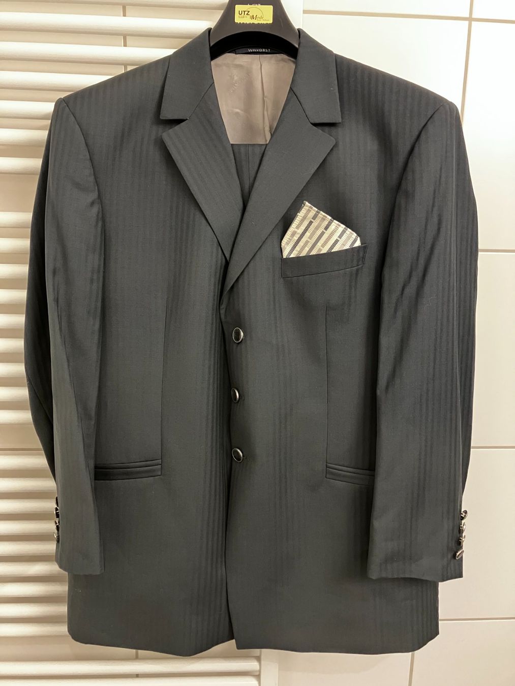 Completi: Hochzeitsanzug dunkelblau ca. Gr. 26/27 – Usato da Inwil venduto da Mutzli02 1
