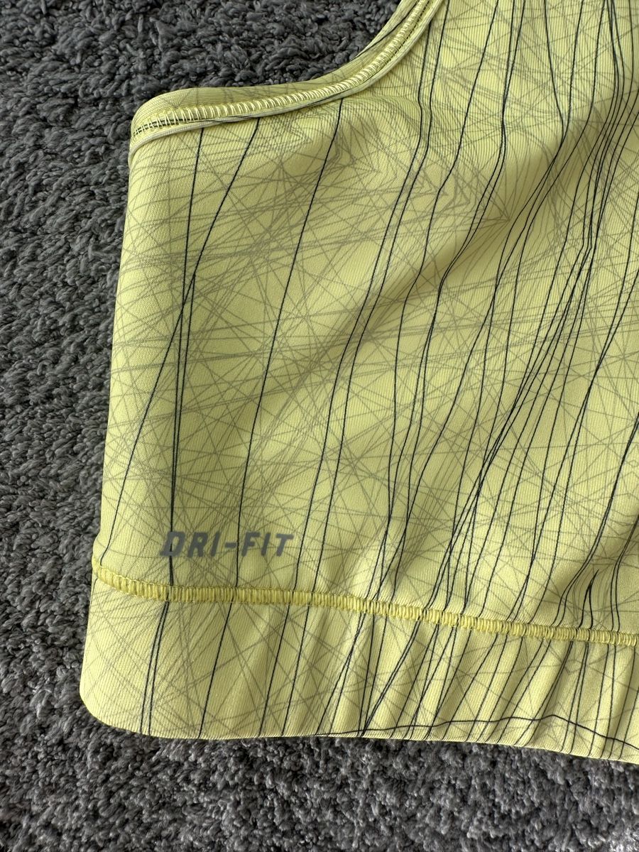 Nike Top: Nike Top – Nuovo (secondo la descrizione) da Winterthur venduto da su_4assd 1