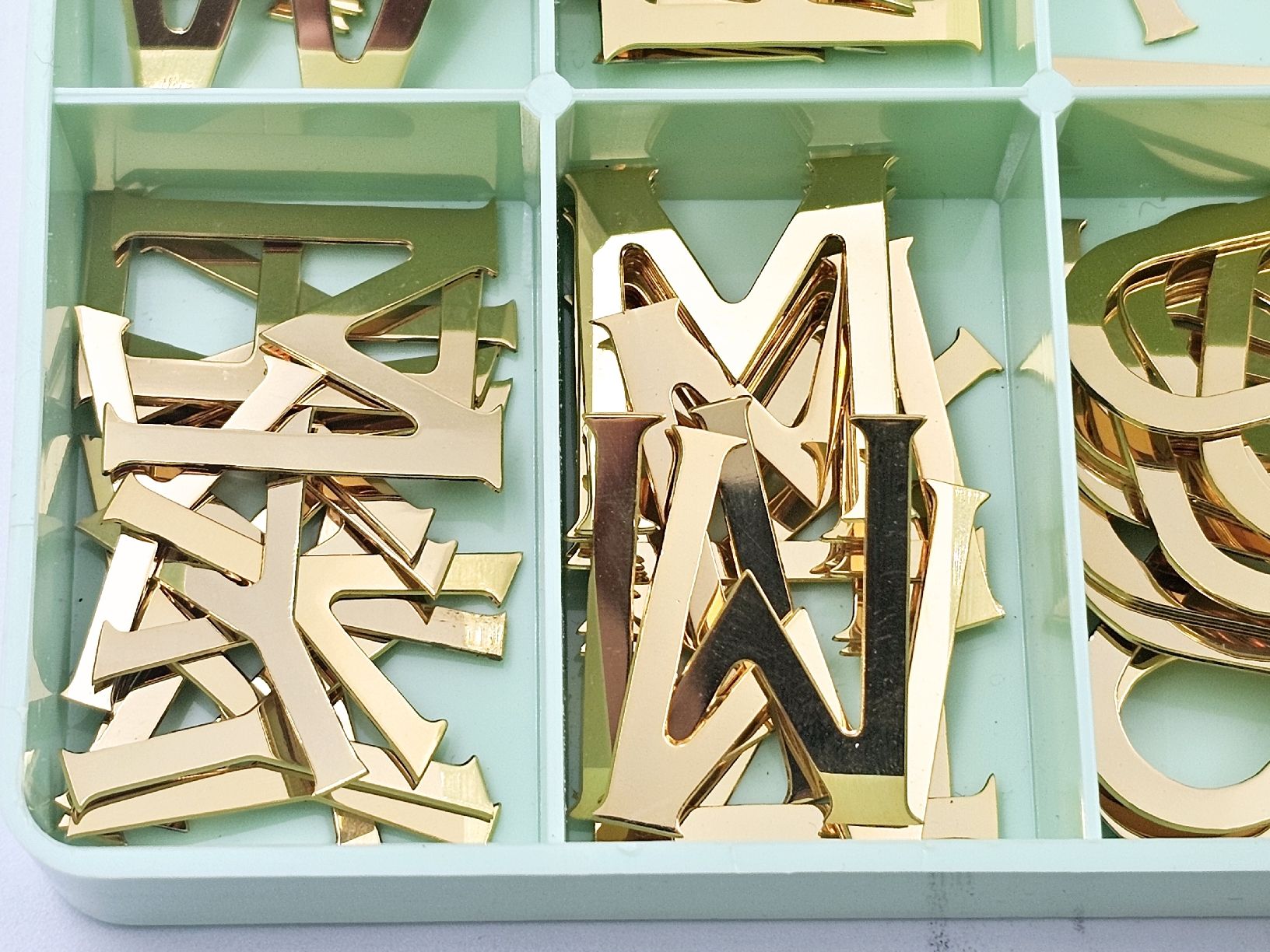 Alle Dekorationen: Goldene Buchstaben Gucci – Gebraucht aus Bassersdorf von AnkerWatch 2