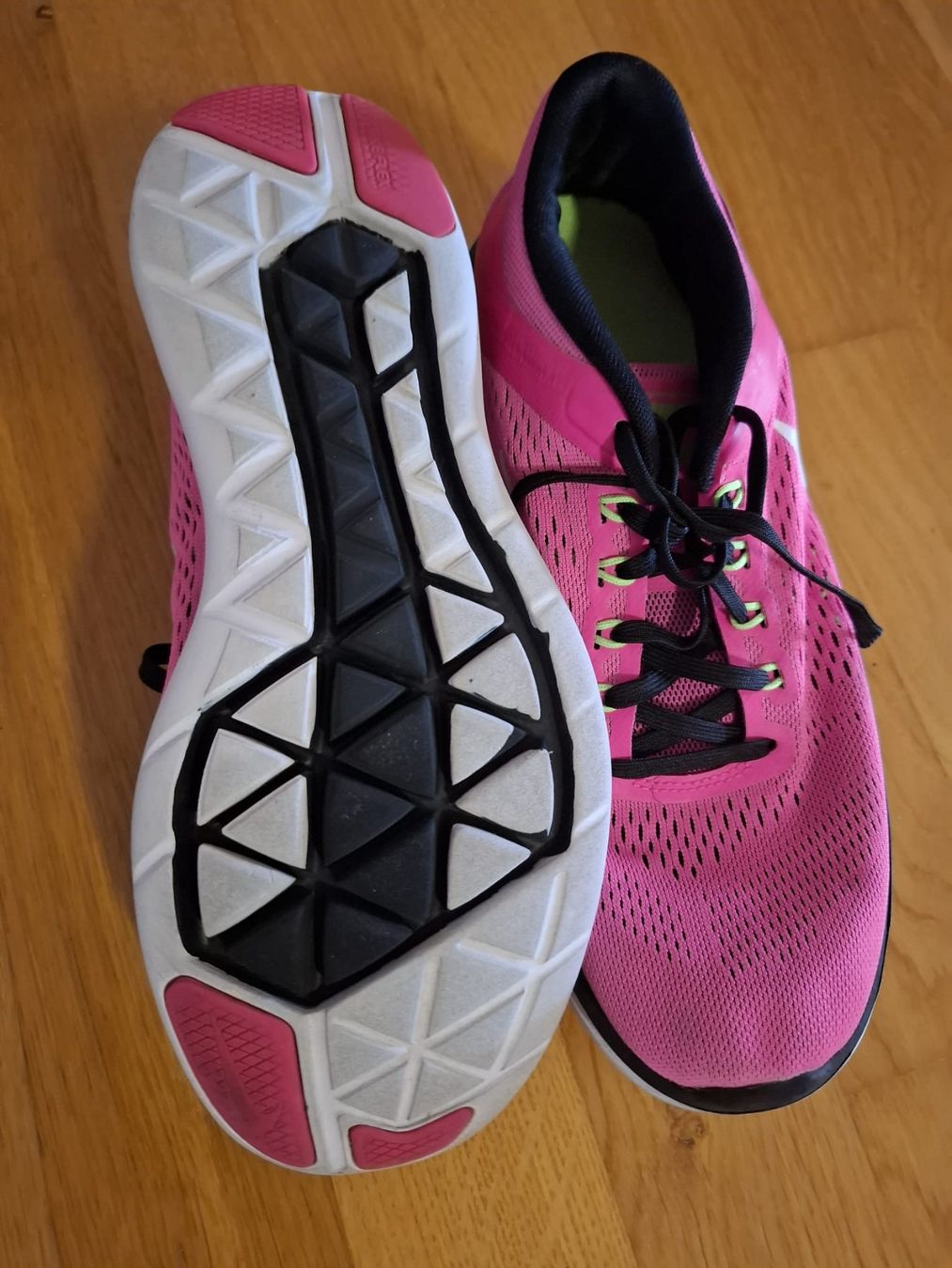Nike Chaussures femmes: Nike Gr.42 – D'occasion à Sursee par Ventiduese 1