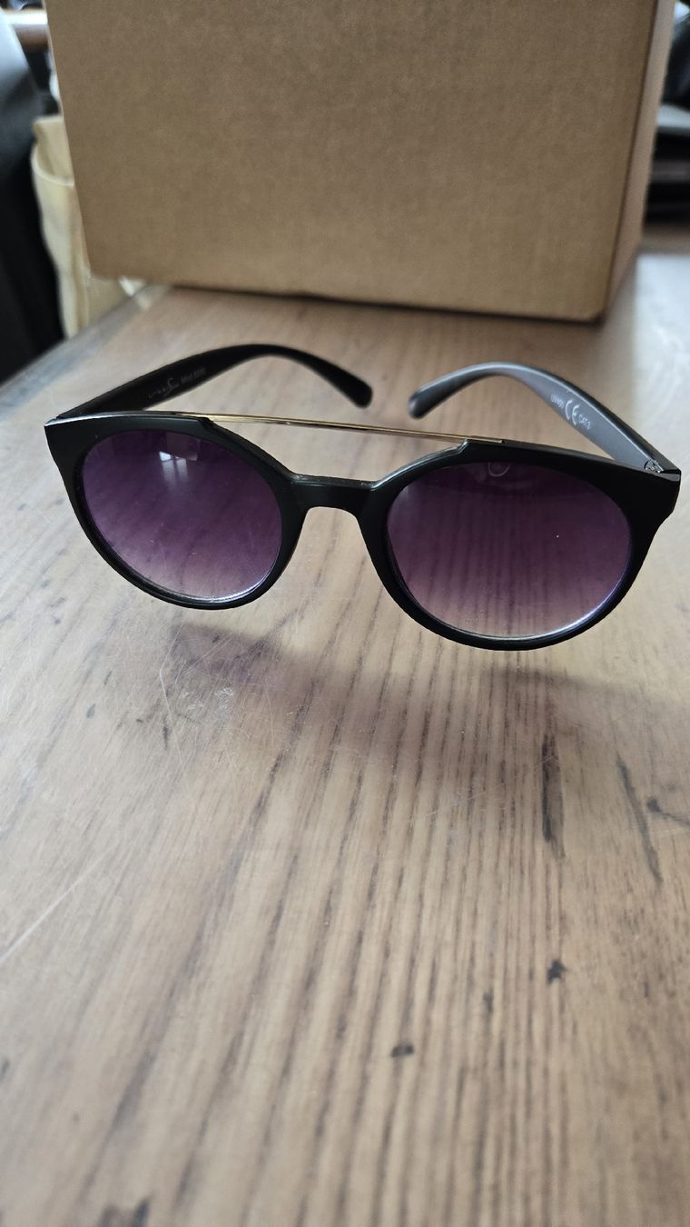 Lunettes & Verres: Lunettes de soleil – Neuf (Voir description) à Fully par cenileme