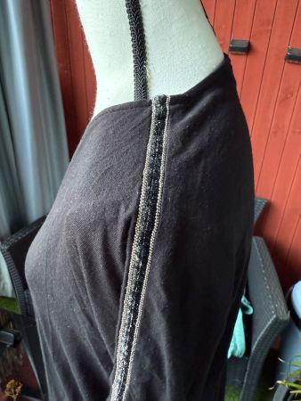 Schwarzes Shirt mit Zierstreifen, Grösse M
