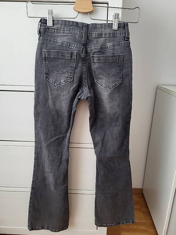 Pantaloni: Mädchen Jeans H&M Flared leg Gr.140 – Usato da Oberaach venduto da Svea11 1