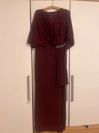 Elegant Wine Red Evening Gown - Perfect for Parties!