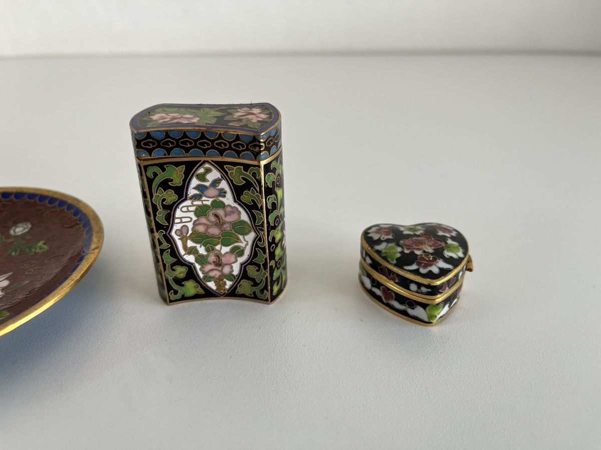 Tutte le decorazioni: 3 Stk. Cloisonné / Telller, Deckeldose / Herzdöschen – Usato da Wetzikon ZH venduto da seli03 2