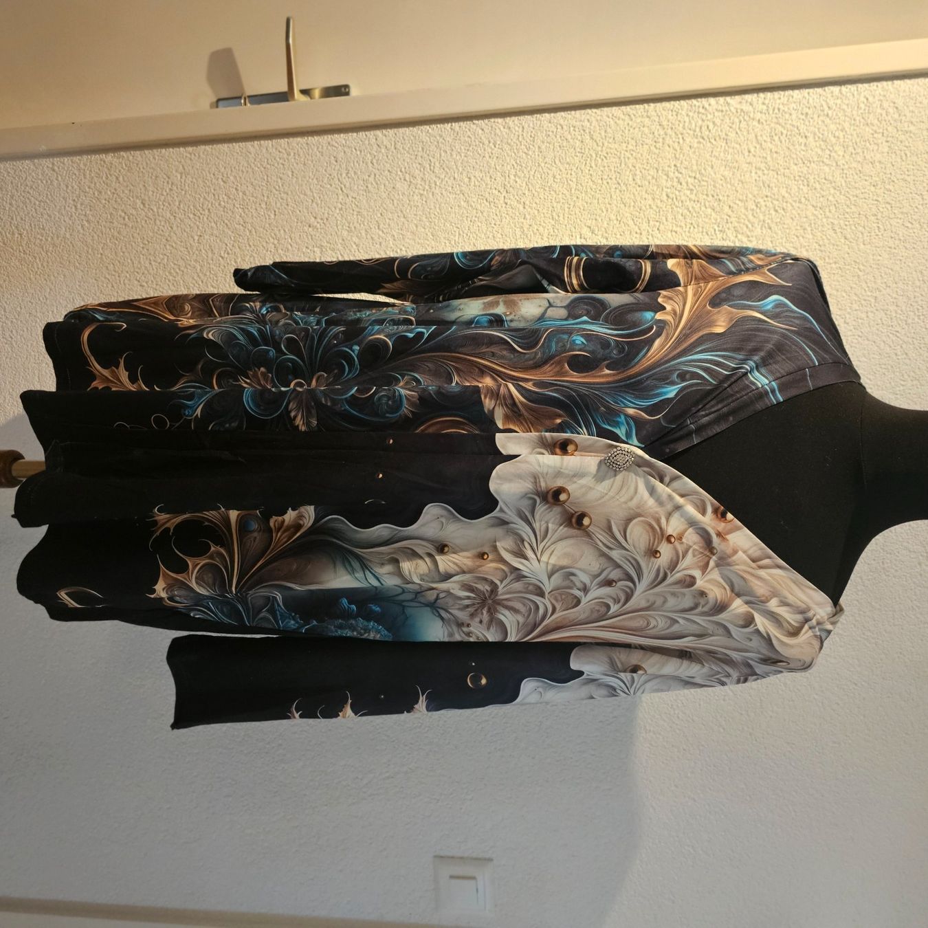 Jacken: Long Jacke  mit Schmuckstück Grösse 46 – Neu und originalverpackt aus wolfhalden von 46464646 4
