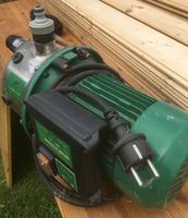Gartenpumpe mit Schlauch