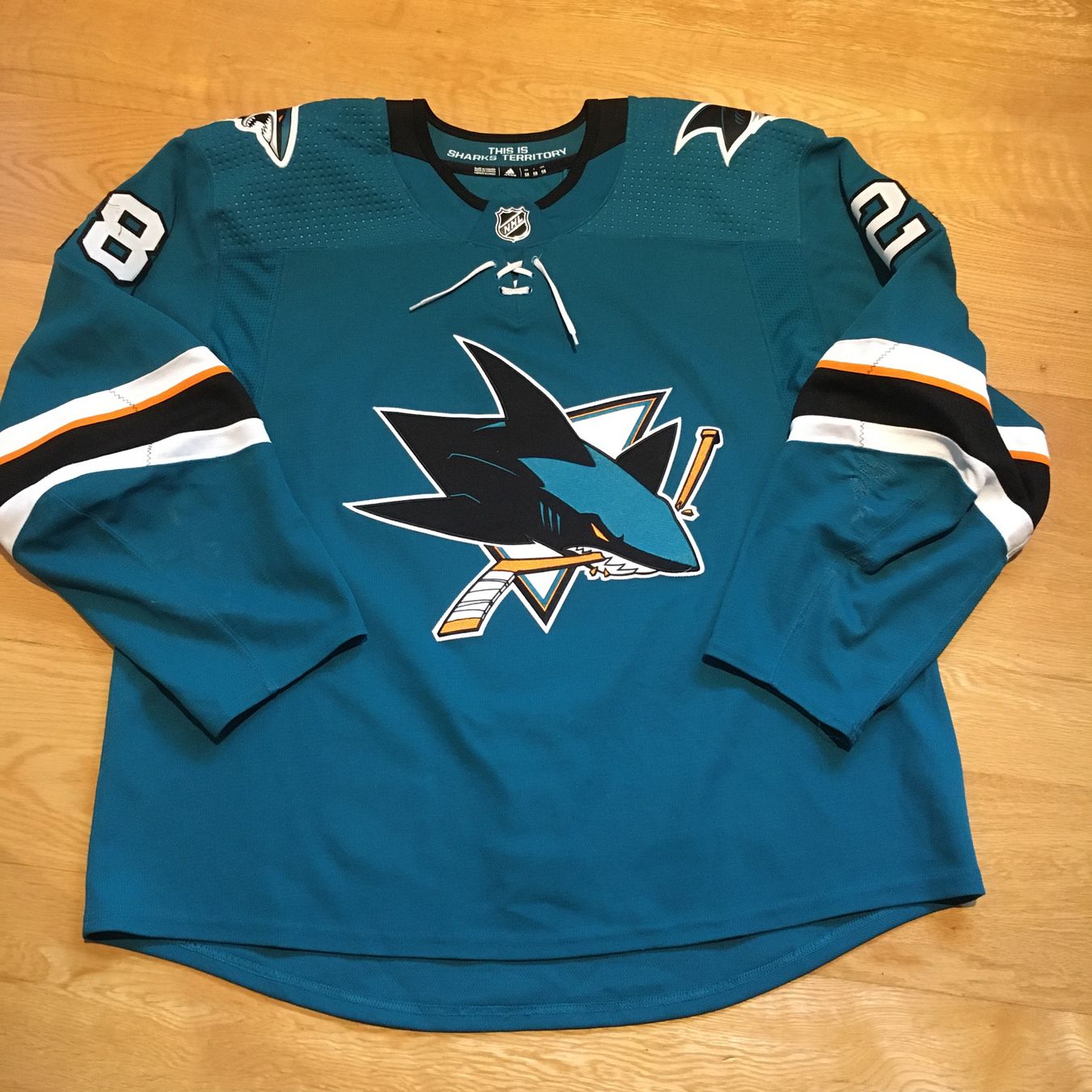 Gameworn Canottiere & Pantaloni: San Jose Sharks 2018-19 game worn Timo Meier – Usato da Bern venduto da Myloulou